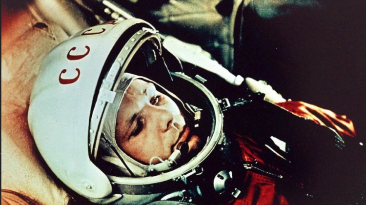 El cosmonauta soviético Yuri Gagarin en 1961, cuando se convirtió en la primera persona humana en volar en el espacio.