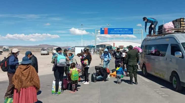 Ciudadanos bolivianos son trasladados de la frontera chilena al campamento "Tata Santiago" en Pisiga. Foto: archivo/Migración