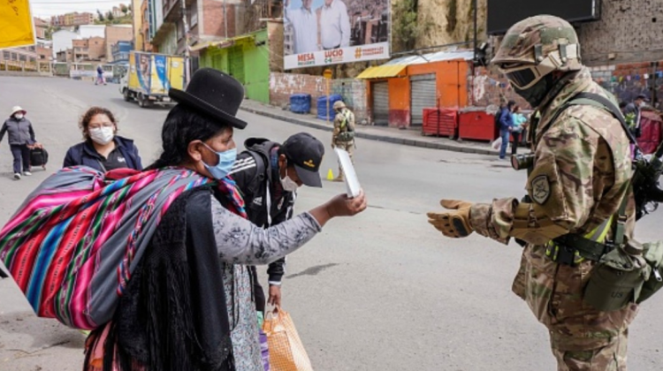 Mujeres y militares usan cubrebocas en calles de Bolivia. Foto: Internet.