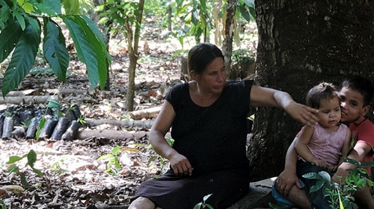 Mujer indígena del Norte amazónico junto a sus hijos. Foto: CIPCA