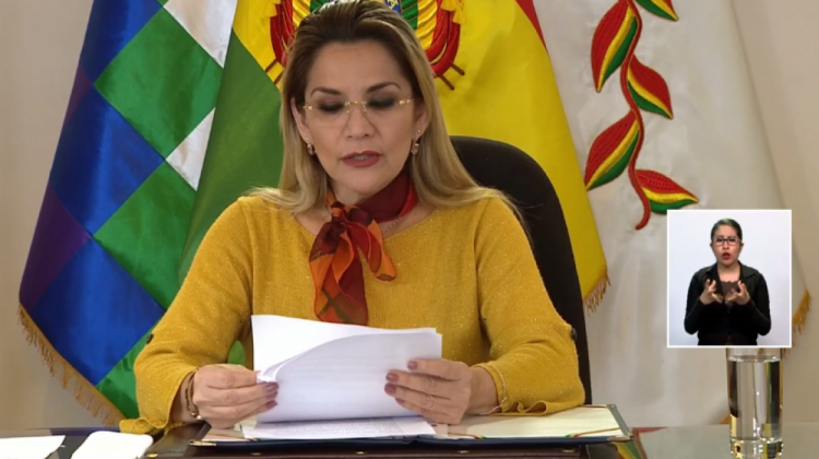 Jeanine Áñez, presidenta transitoria de Bolivia. Foto: Captura de video.