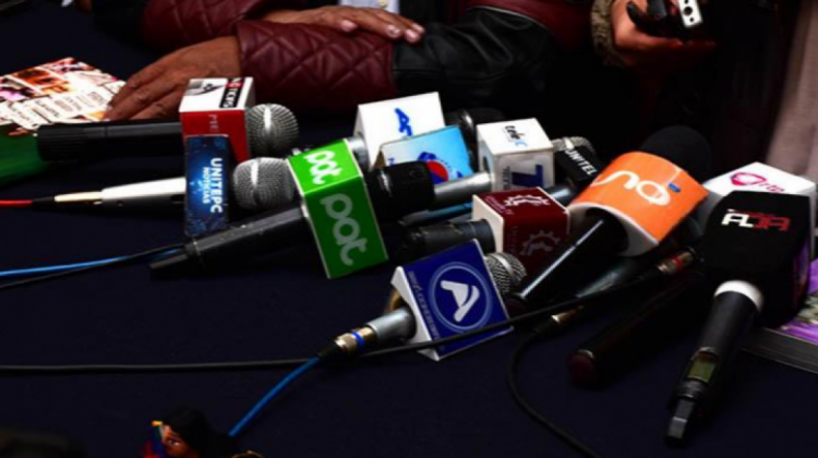 Micrófonos de medios de comunicación en Bolivia. Foto: Archivo/Internet