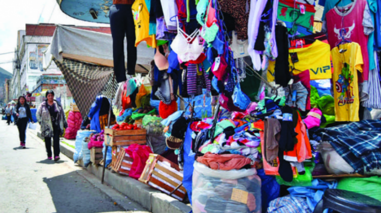 Un puesto de venta de ropa en la ciudad de La Paz. Foto: Archivo/Internet.