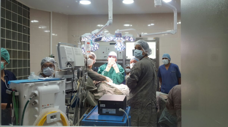 Médicos en una cirugía en el hospital de Clínicas. Foto de Archivo: ANF