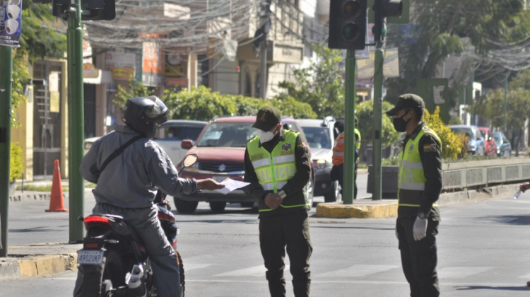 La Policía controla en el primer día de cuarentena rígida en Cochabamba. Foto: Noe Portugal /Opinión