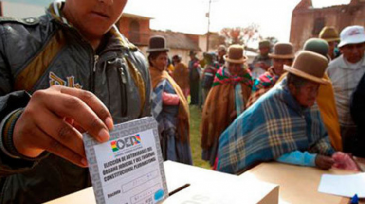 Un ciudadano ejerciendo su derecho al voto en Bolivia. Foto: Archivo/Internet.