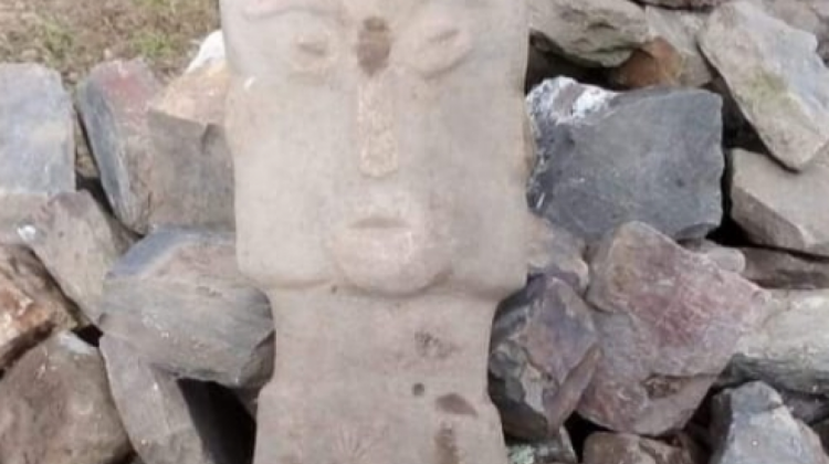 El monolito Abel encontrado en Ayata, sus características revelan un relación que pudo existir entre sociedades del Formativo. Foto: Gobernación La Paz