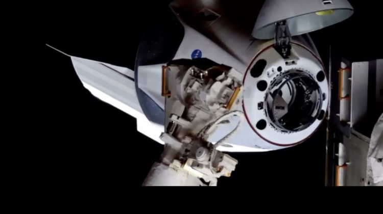 Con su nariz abierta para el acoplamiento y luego de un viaje de 19 horas, Crew Dragon de SpaceX llegó a la Estación Espacial Internacional. Foto: NASA