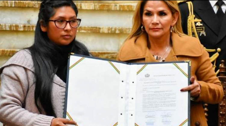Jeanine Añez y Eva Copa cuando presentaron la ley de convocatoria a Elecciones en junio. Foto: Página Siete
