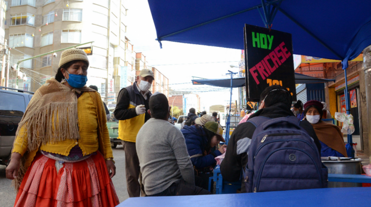 Personas en un espacio público en El Alto. Foto: AMI