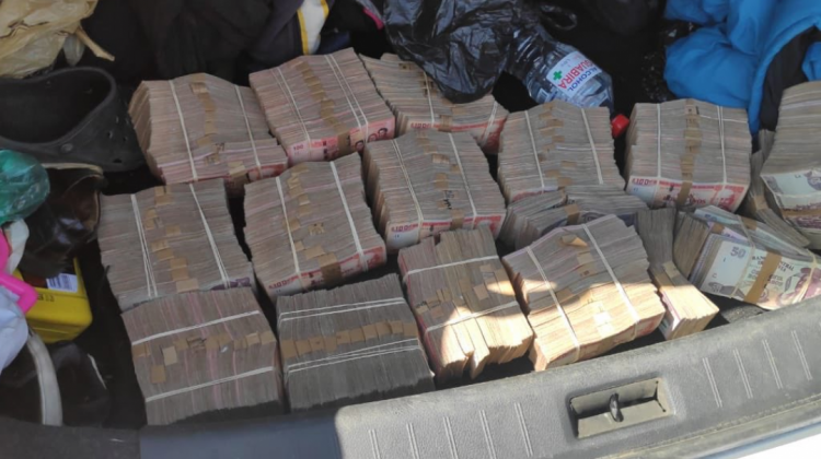 El ministro Arturo Murillo difundió las fotografías del dinero hallado al interior de un vehículo.