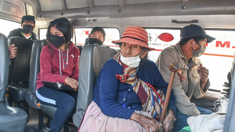 Pasajeros en un minibus durante este lunes en Cochabamba. Foto: Opinión