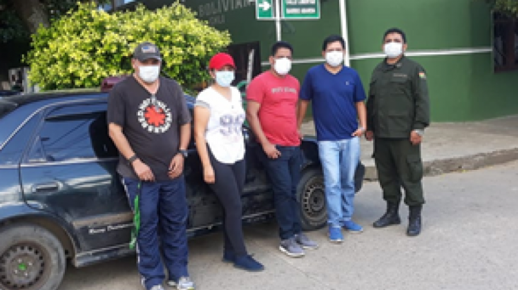 Los periodistas fueron rescatados por la policía. Foto: Soledad Prado / El Deber