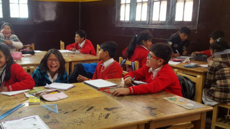 Estudiantes pasan clases en un aula en un colegio de La Paz. Foto de Archivo: ANF