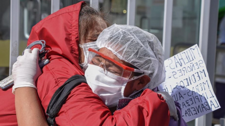 Dos pacientes superan el coronavirus y les dan de alta de hospital La Portada, de la Paz, Bolivia: Foto: ABI.