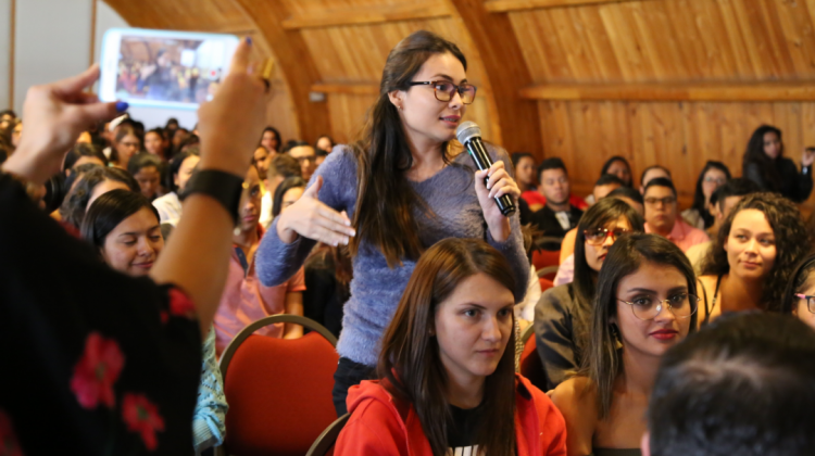 Una joven toma la palabra en una Asamblea. Foto referencial: PNUD Colombia