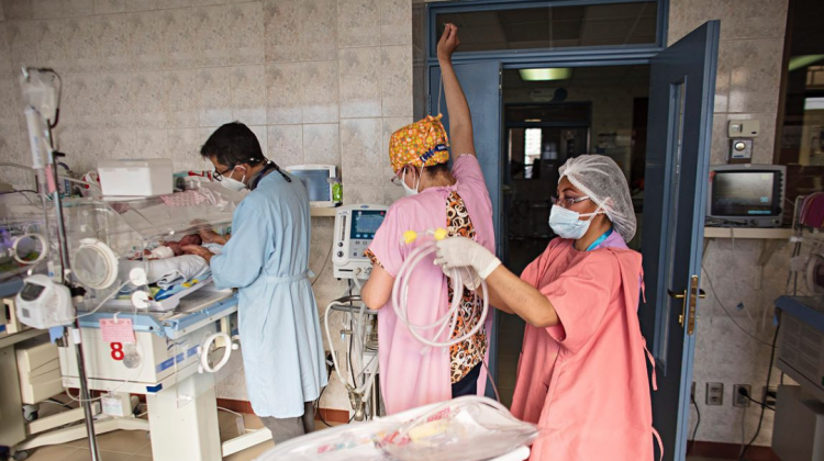 Médicos atienden a un bebé del Hospital de la Mujer. Foto: Patricio Crooker