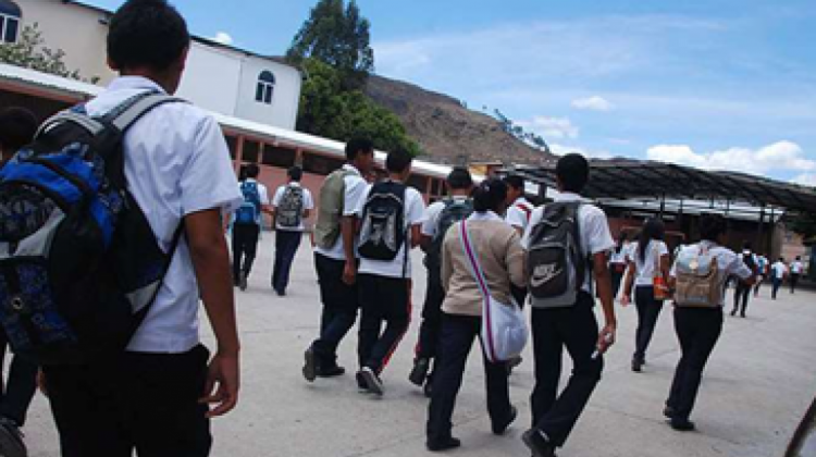 Estudiantes caminando. Foto: Internet.