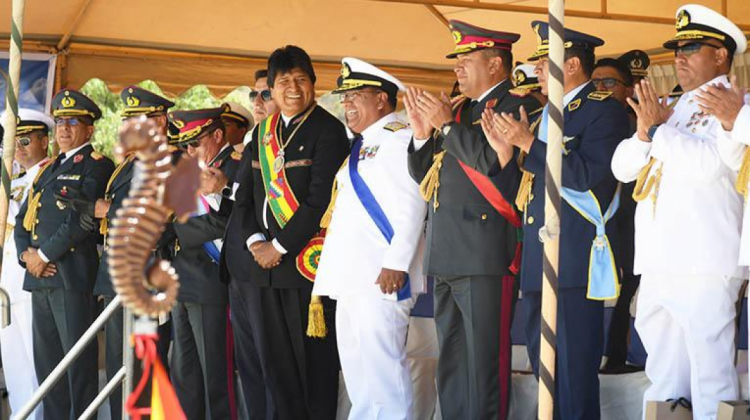 Evo Morales junto a la cúpula militar. Foto archivo: Abi
