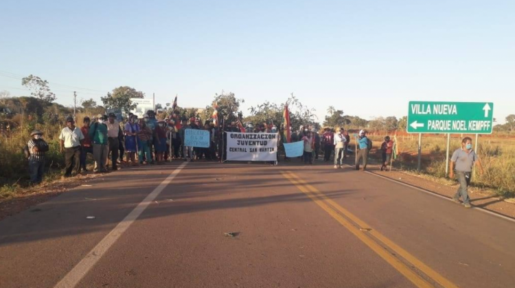 Un grupo de manifestantes en Santa Rosa de la Roca. Foto: El Deber