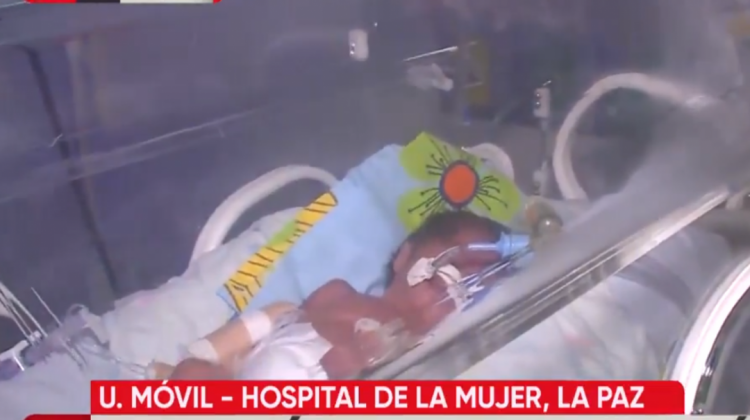 Uno de los bebés en el Hospital de la Mujer. Foto/Captura de pantalla: Unitel