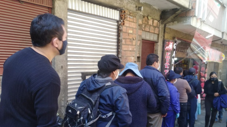Personas hacen filas para conseguir carne de res. Foto: ANF