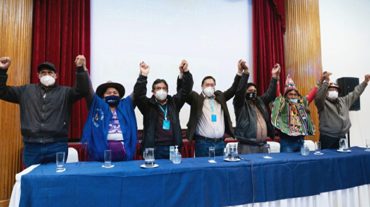 Candidatos del Movimiento Al Socialismo (MAS) durante la presentación de su plan de gobierno. Foto: Facebook Lucho Arce.