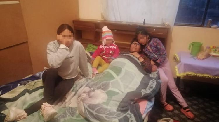 Martha junto a sus hijas en su vivienda en la ciudad de El Alto.