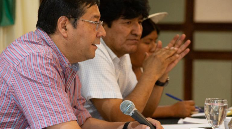El candidato presidencial del MAS, Luis Arce Catacora, junto al expresidente de Bolivia, Evo Morales. Foto: Facebook Lucho Arce.