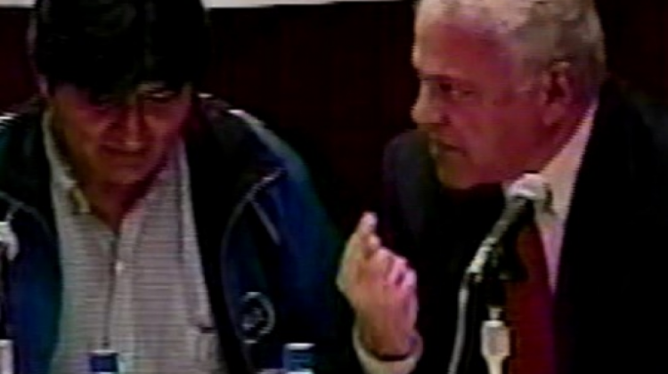 El último debate en el que participó el ex presidente Evo Morales en 2002. Foto. Archivo