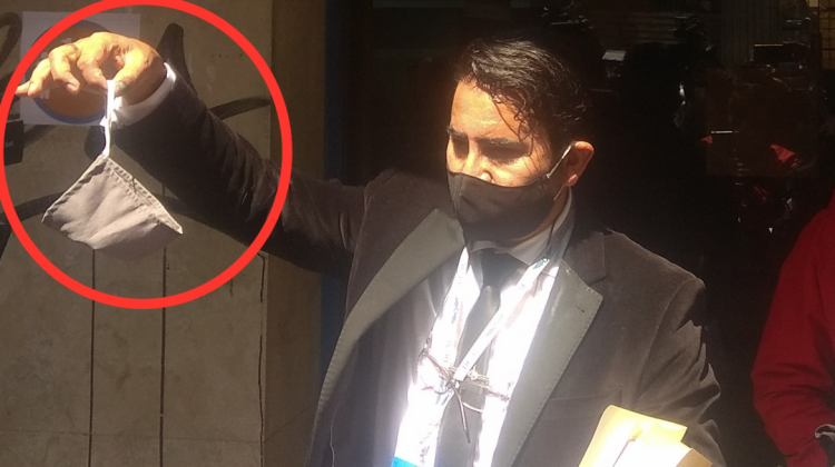 El abogado Omar Durán expone el barbijo de que fue adquirido a Bs 25. Foto: ANF