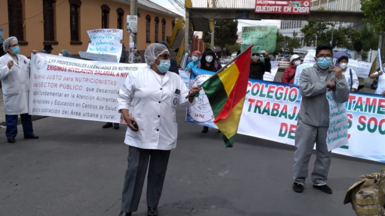 Médicos durante la protesta en  Miraflores. Foto: Sirmes La Paz