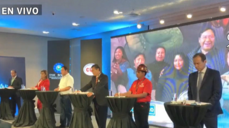 Candidatos presidenciables en el foro debate en Santa Cruz. Foto: Captura de video de Gigavisión.