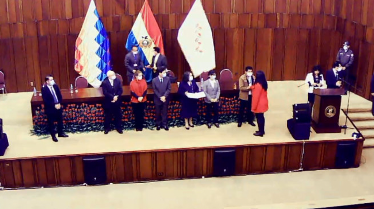 Entrega de credenciales en el auditorio del Banco Central de Bolivia (BCB). Foto: Captura de pantalla.
