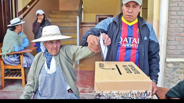 Una adulta mayor emite su voto. Foto: Los Tiempos