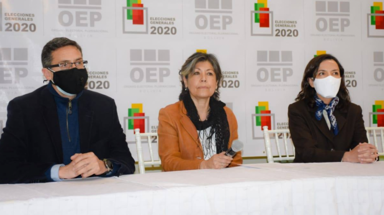 José María Paz, Sandra Verduguez y Violeta Van der Valk, miembros de la OCD Bolivia. Foto: Ruta de la Democracia