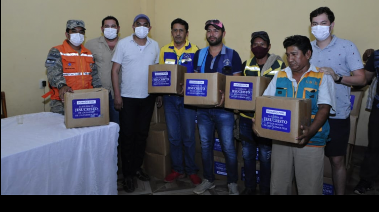 Ministro Nuñez junto a personas beneficiadas con el donativo. Foto: Min. Presidencia