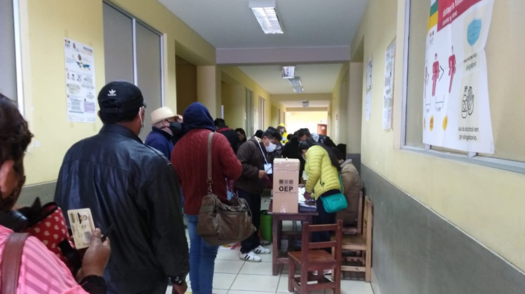 Personas en su recinto electoral. Foto: ANF