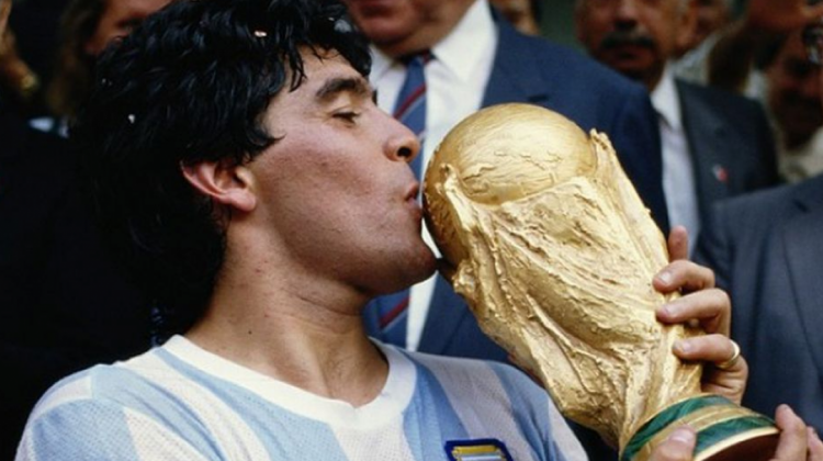 Diego besando la Copa es una de las imágenes más memorables de la historia del futbol. Foto: Archivo/Internet.