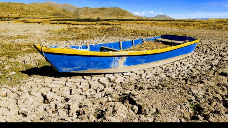 Una lancha pequeña en la región del lago menor del Titicaca en Cumana sin agua. Foto: Alberto Mamani