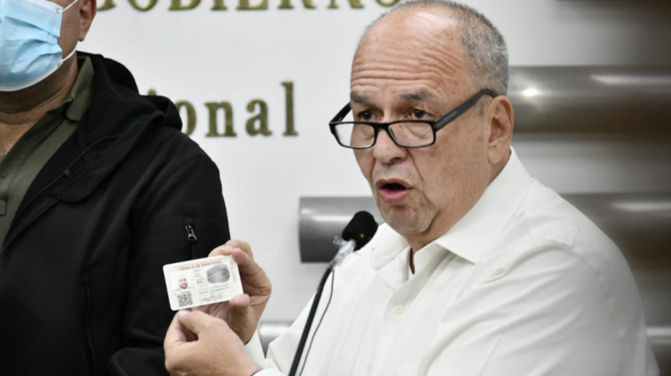El ministro Arturo Murillo presenta las nuevas cédula de identidad. Foto: Ministerio de Gobierno.