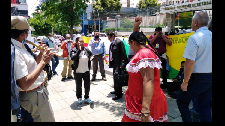 Vigilia de dirigentes de los pueblos indígenas de Mojos frente al TSE para solicitar aprobación de sus Estatutos por normas propias. Foto: KG/ANF