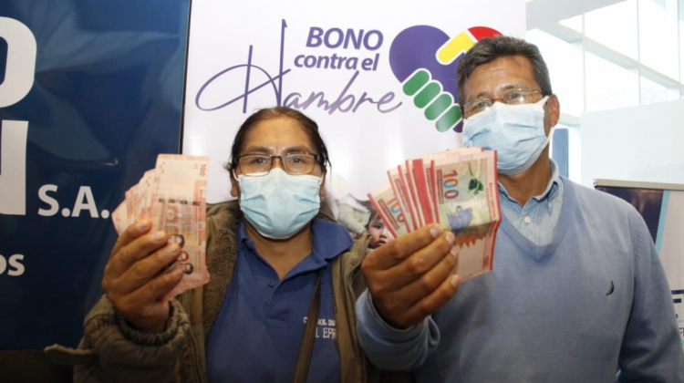 Los dos primeros beneficiarios del bono. Foto: ABI