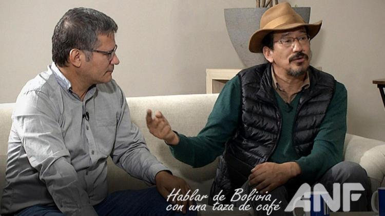 Nelson Jordán (izq.) y Alfonso Hinojosa (der.) dialogan sobre migraciones en la tertulia "Hablar de Bolivia con una taza de café". Foto: ANF