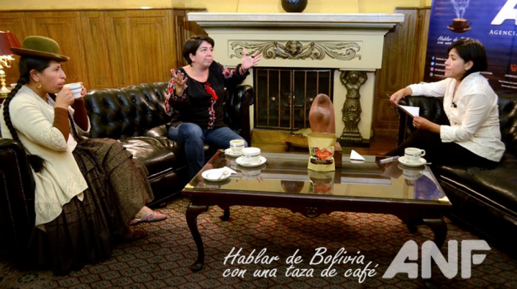 Las feministas Yolanda Mamani( izq) y Beiby Vaca (centro) participan en el programa "Hablar de Bolivia con una taza de café" de la ANF. Foto Claudia Morales / ANF