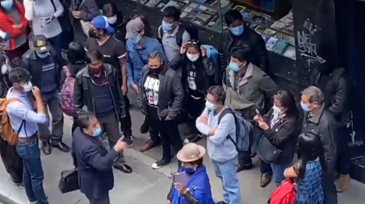 El grupo de personas que intentó tomar el Colegio Médico de La Paz. Foto: Captura de pantalla