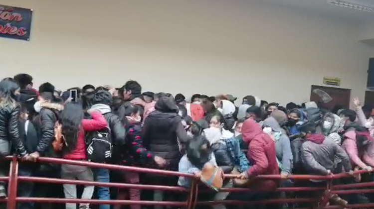 Los estudiantes se aglomeraron en el cuarto piso y la baranda cedió. Foto: captura del video