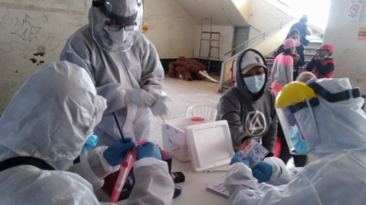 Médicos realizan pruebas de Covid-19 en La Paz Foto: ANF
