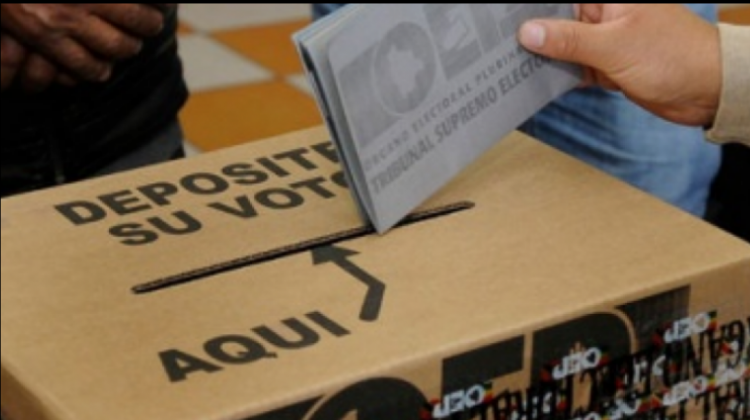 Una persona ejerciendo su derecho ala votación. Foto: Inernet