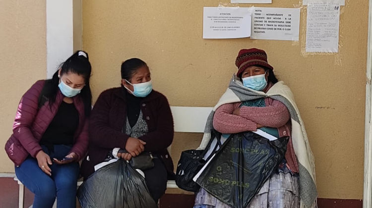 Pacientes esperan por atención en el Hospital de Clínicas de La Paz. Foto: ANF